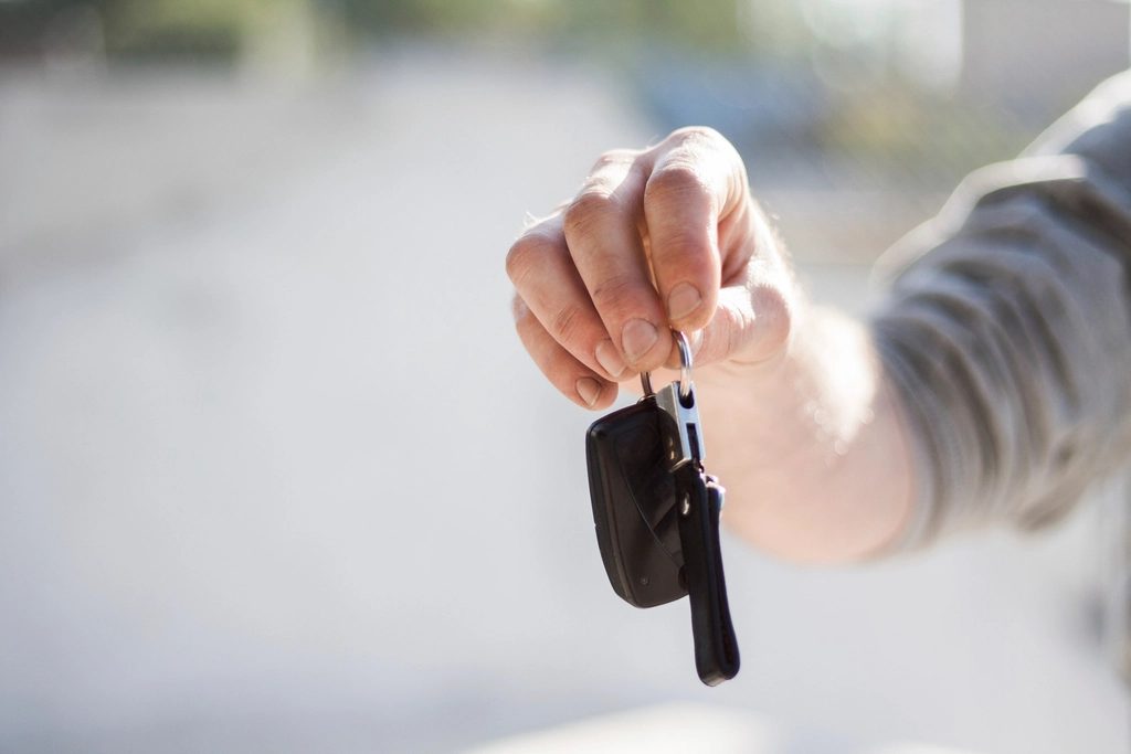 Mano sujetando las llaves de un coche
